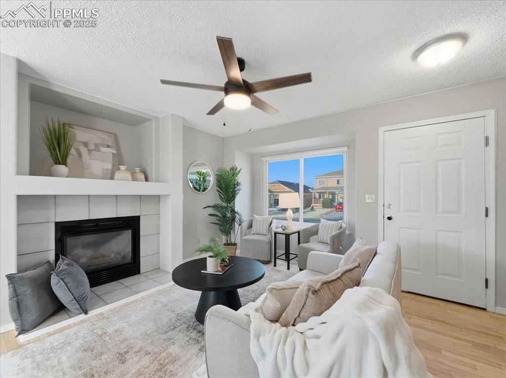 Image 15 of 40: Living Room