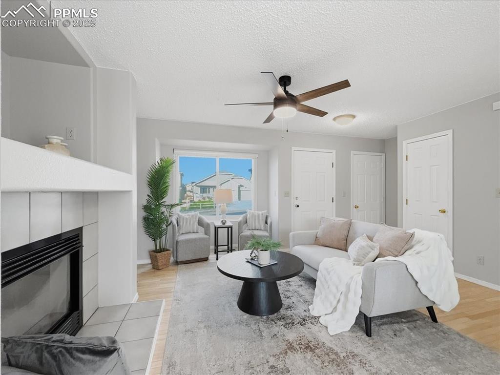 Image 17 of 40: Living Room