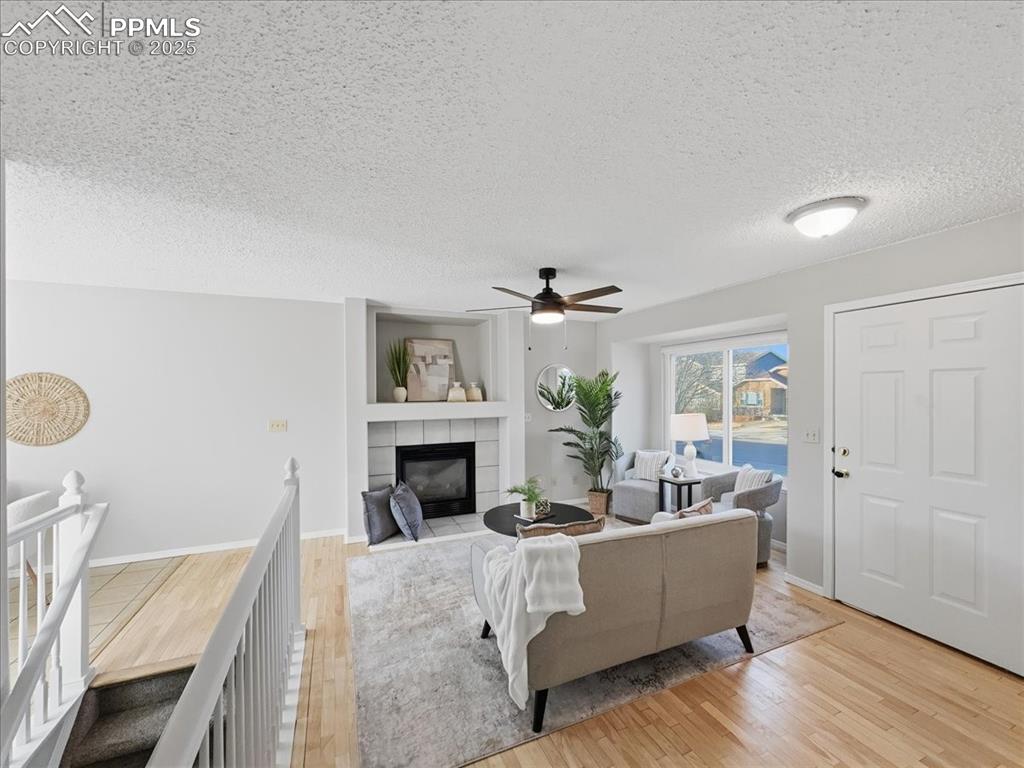 Image 20 of 40: Living Room