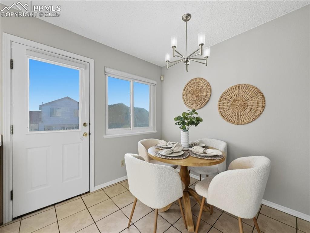 Image 21 of 40: Dining Area