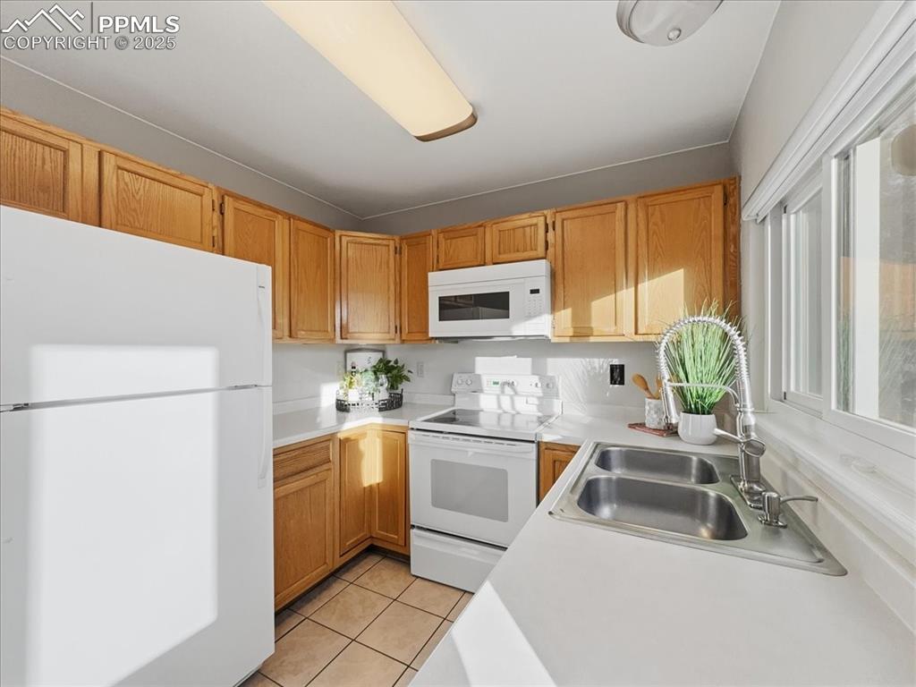 Image 22 of 40: Kitchen