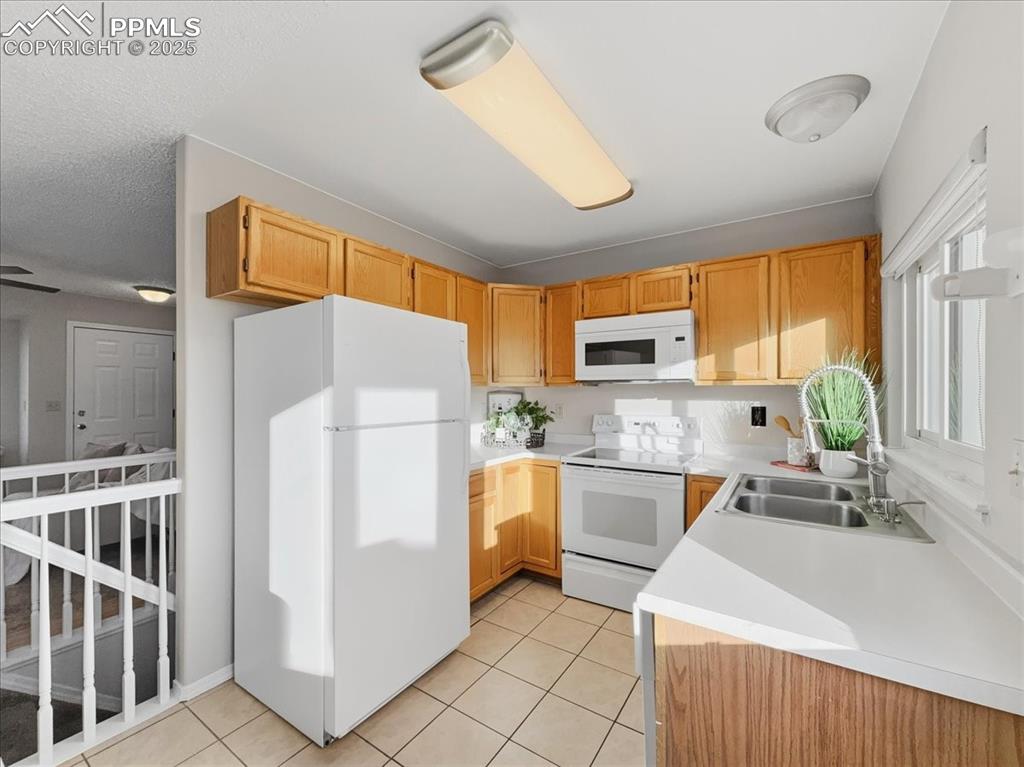 Image 23 of 40: Kitchen