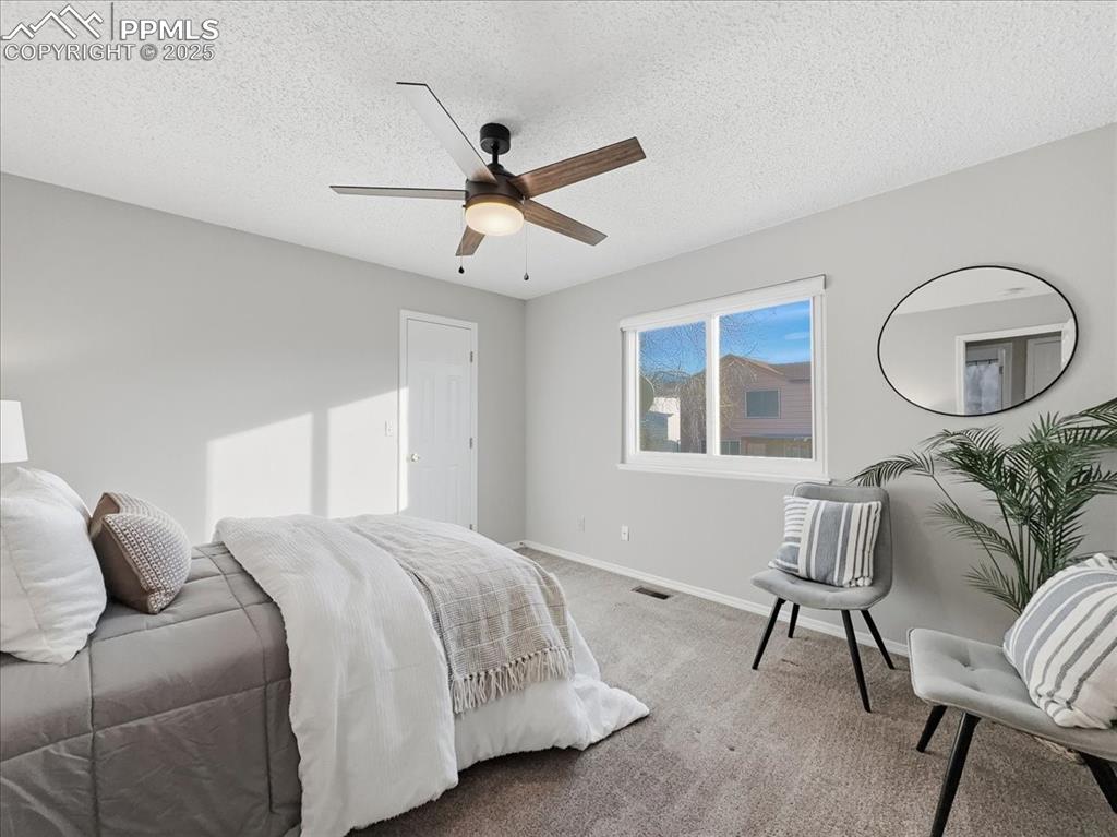 Image 25 of 40: Bedroom