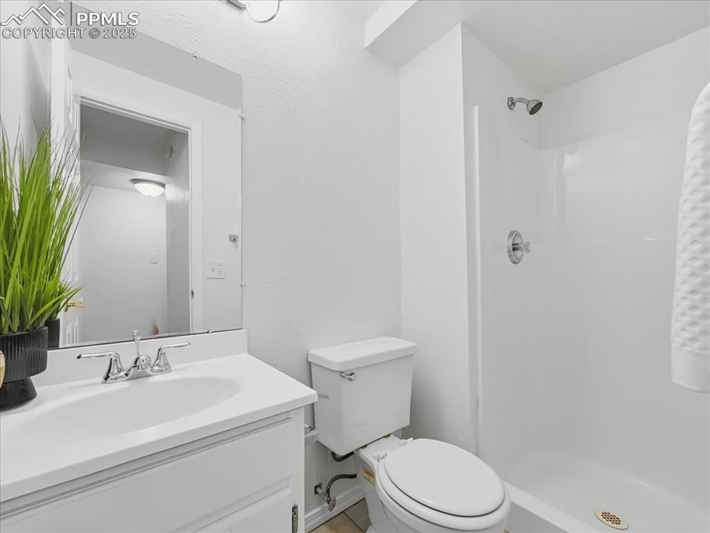 Image 36 of 40: Bathroom