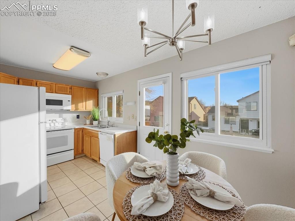 Image 4 of 40: Kitchen