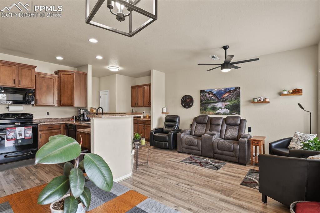 Image 15 of 29: Kitchen