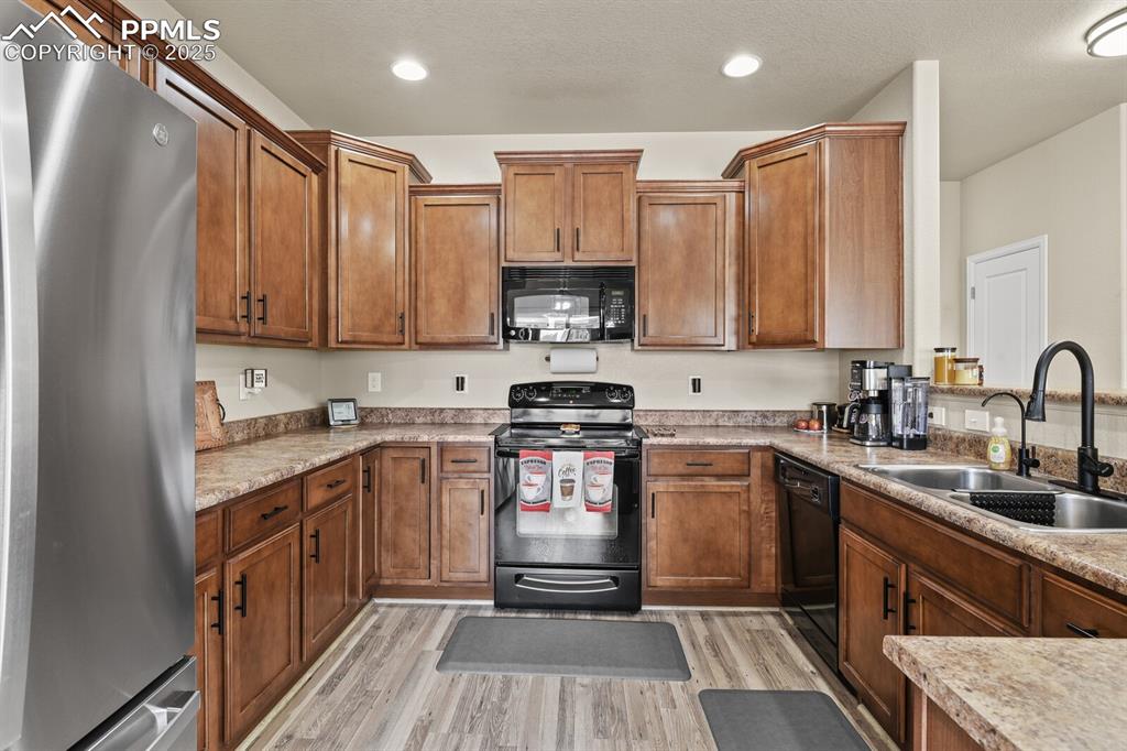 Image 16 of 29: Kitchen