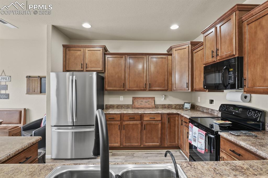 Image 19 of 29: Kitchen