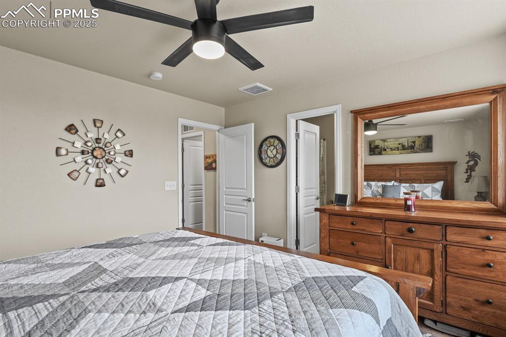 Image 22 of 29: Bedroom