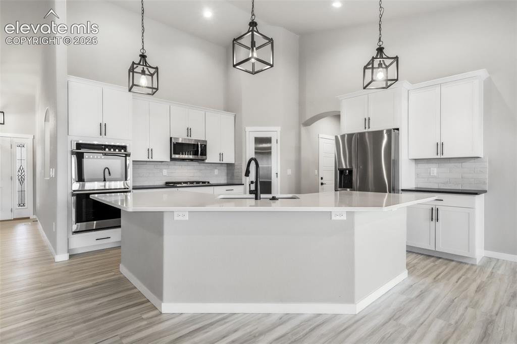 Image 16 of 50: Kitchen