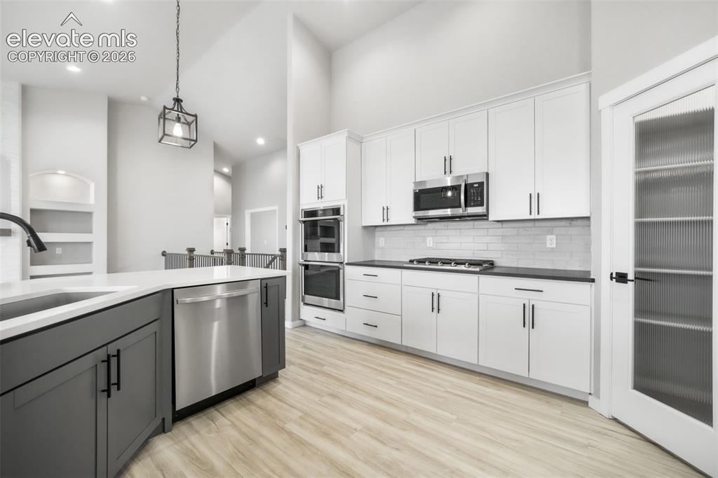 Image 18 of 50: Kitchen