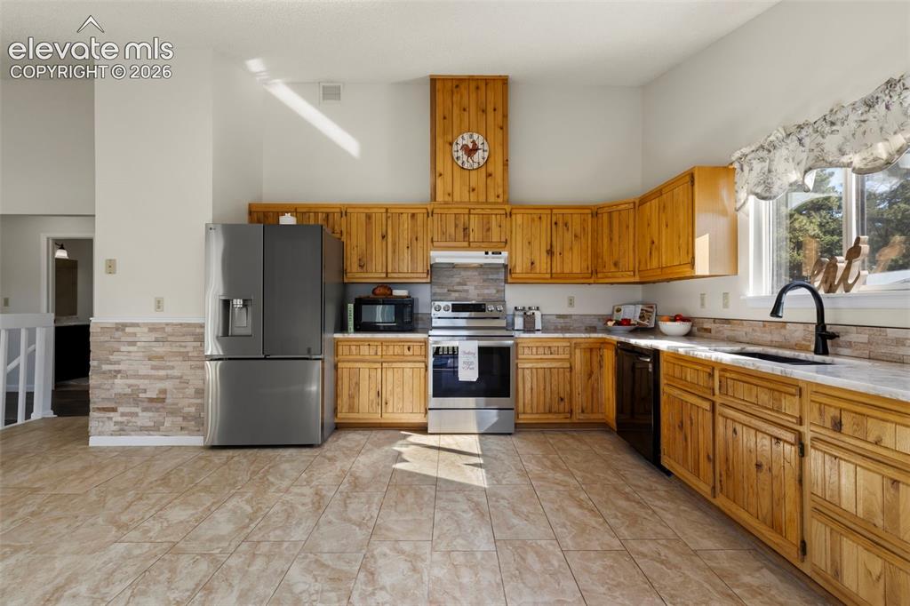Image 10 of 49: Kitchen
