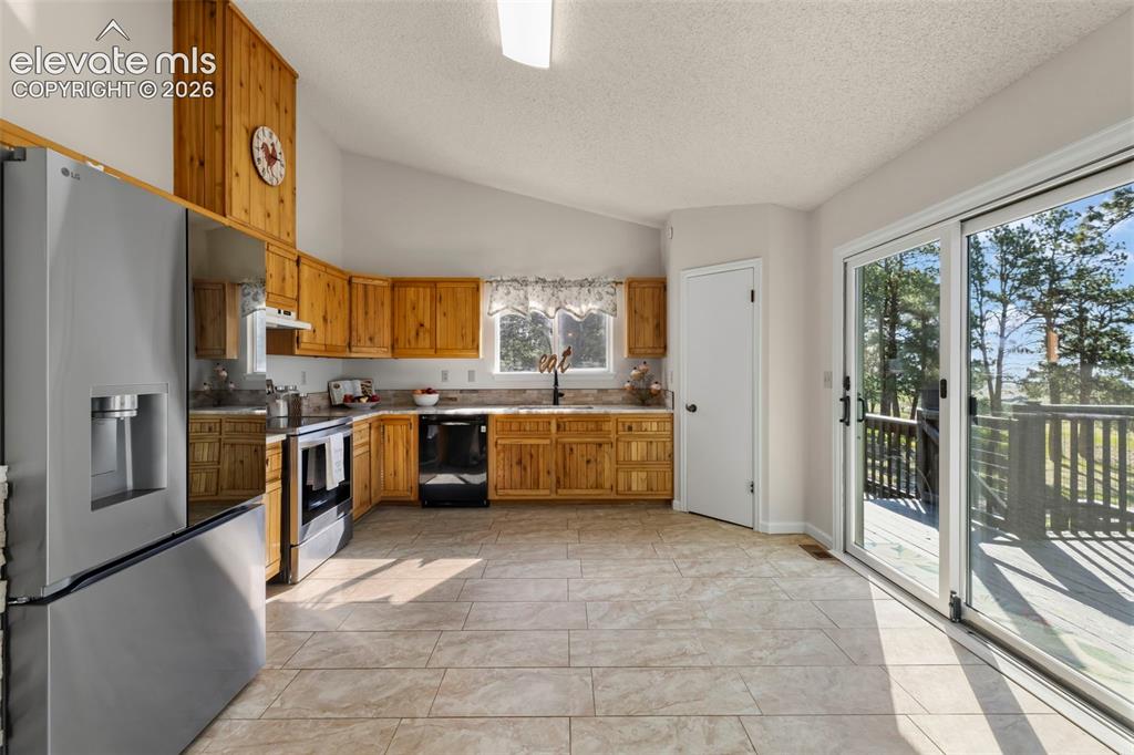 Image 8 of 49: Kitchen
