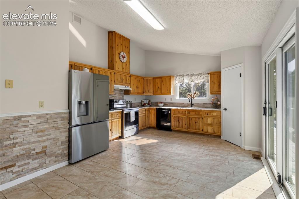 Image 9 of 49: Kitchen