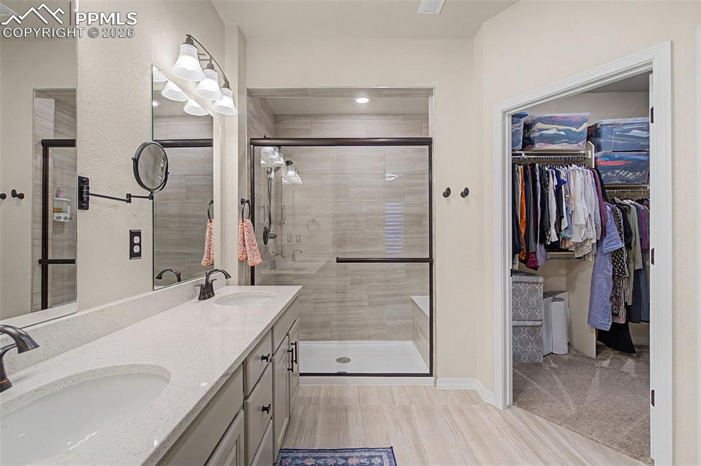 Image 15 of 26: Bathroom