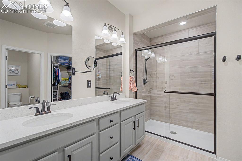 Image 16 of 26: Bathroom