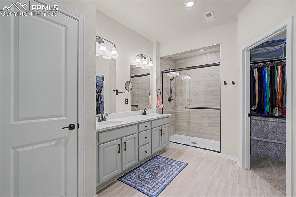 Image 17 of 26: Bathroom