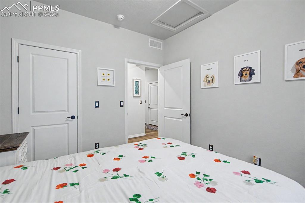 Image 18 of 26: Guest bedroom