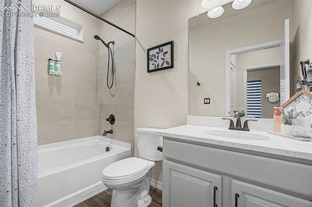 Image 20 of 26: Hall bathroom