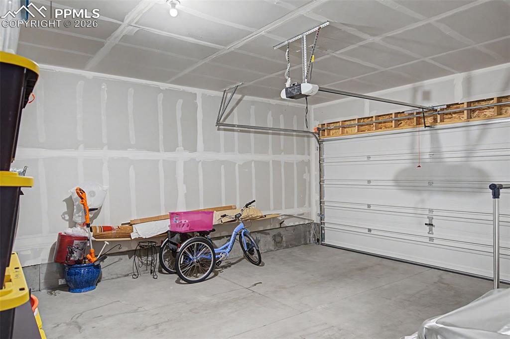 Image 21 of 26: Garage