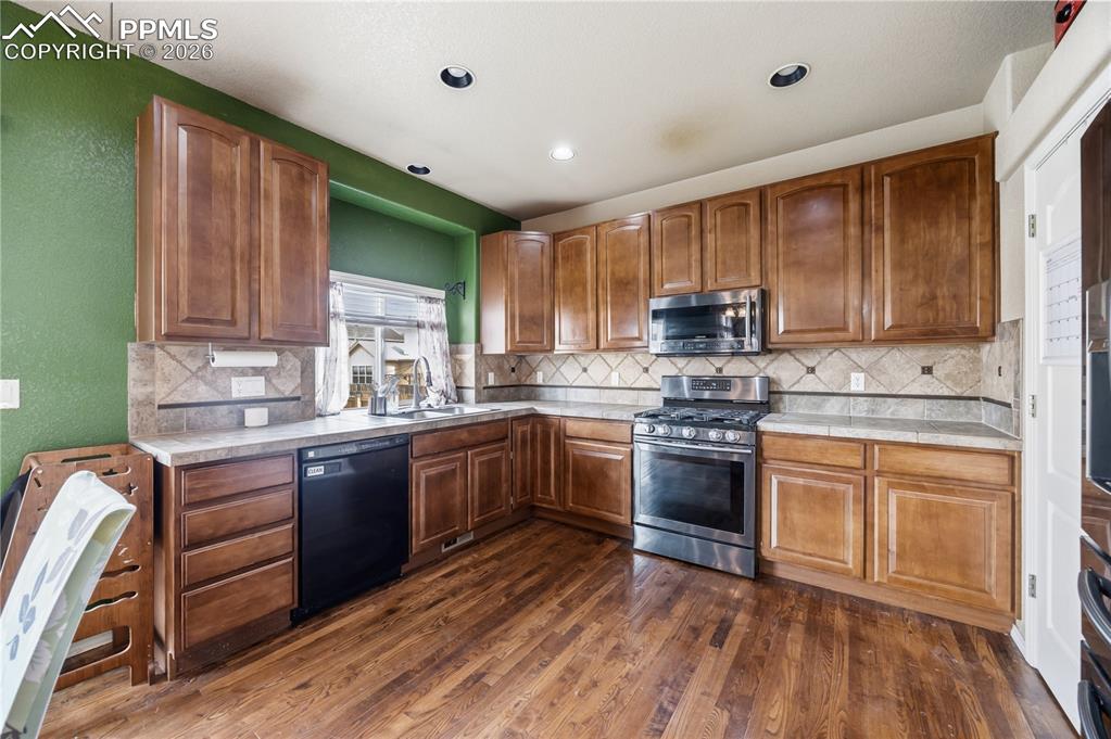 Image 10 of 34: Kitchen