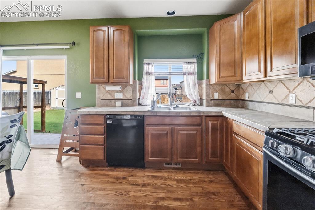 Image 11 of 34: Kitchen