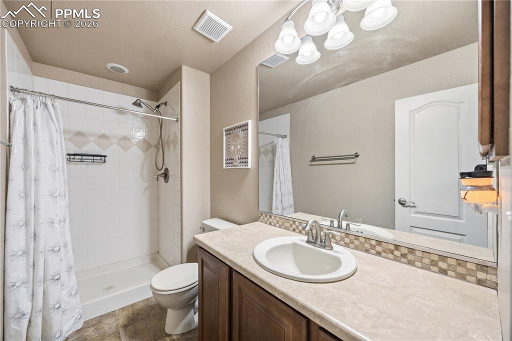 Image 19 of 34: Bathroom