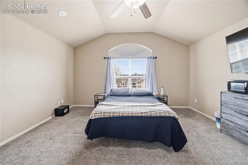 Image 21 of 34: Bedroom