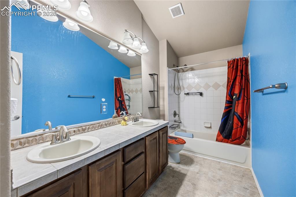 Image 28 of 34: Bathroom