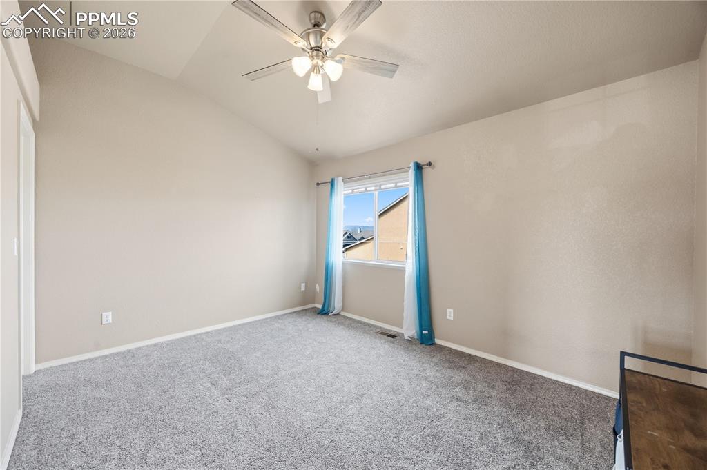 Image 31 of 34: Bedroom