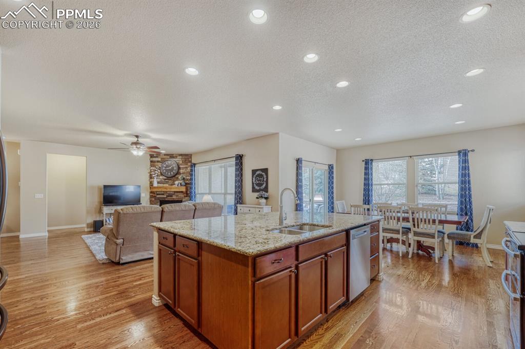 Image 10 of 50: Kitchen