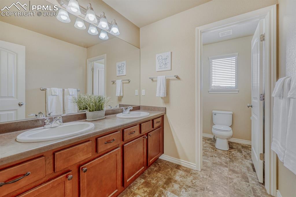 Image 28 of 50: Upper Level Full Bathroom