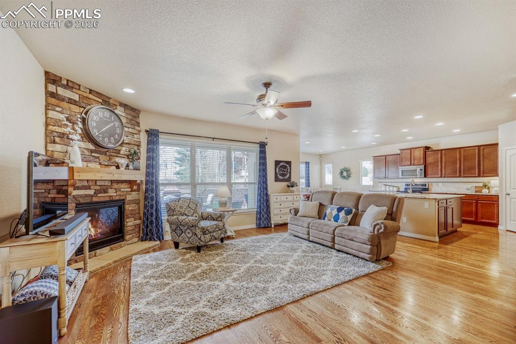 Image 4 of 50: Living Room