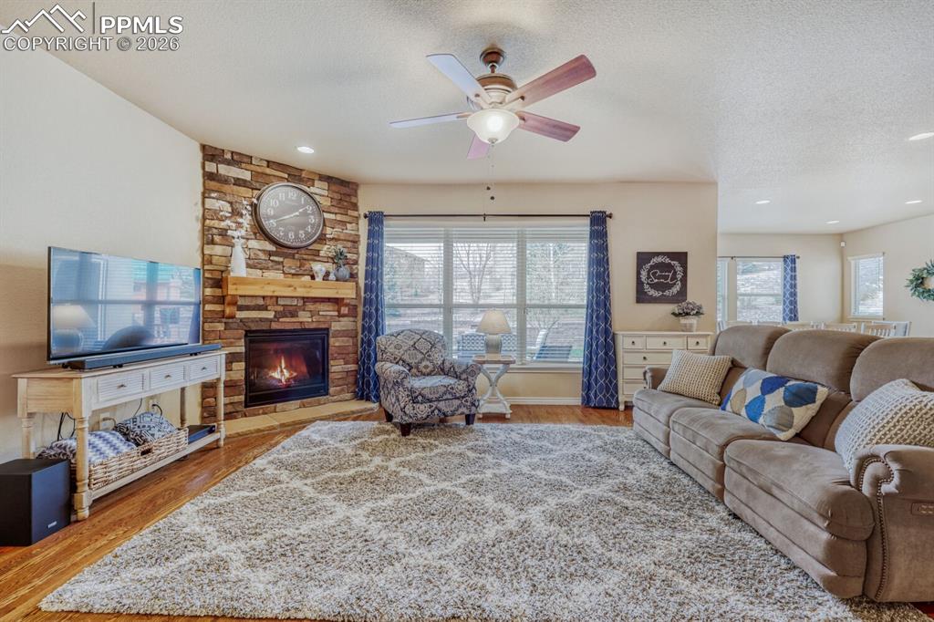 Image 5 of 50: Living Room