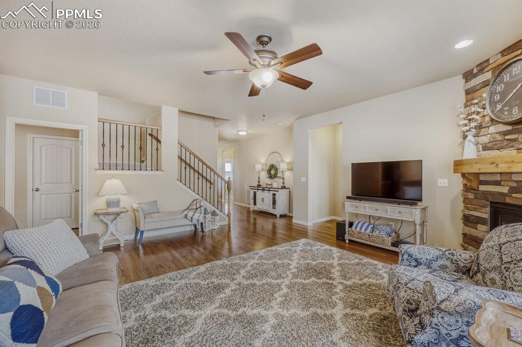 Image 6 of 50: Living Room