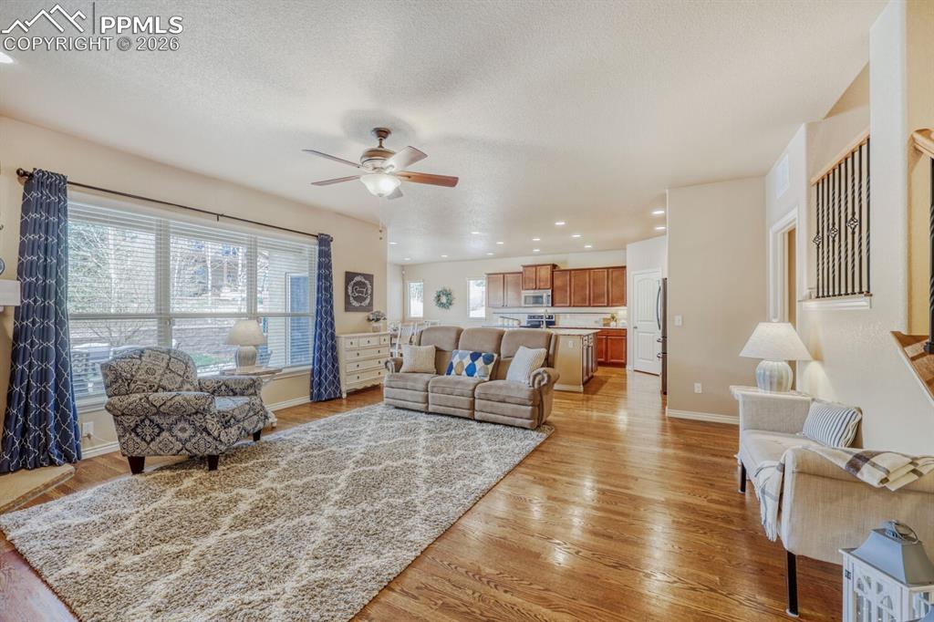 Image 7 of 50: Living Room