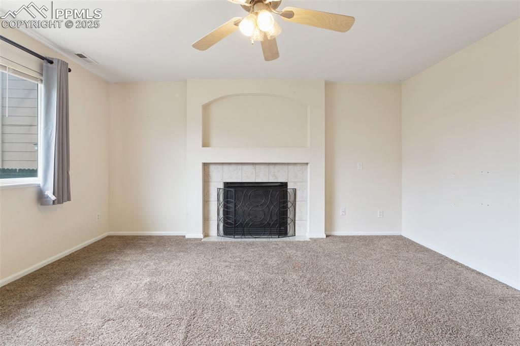 Image 18 of 50: Living Room