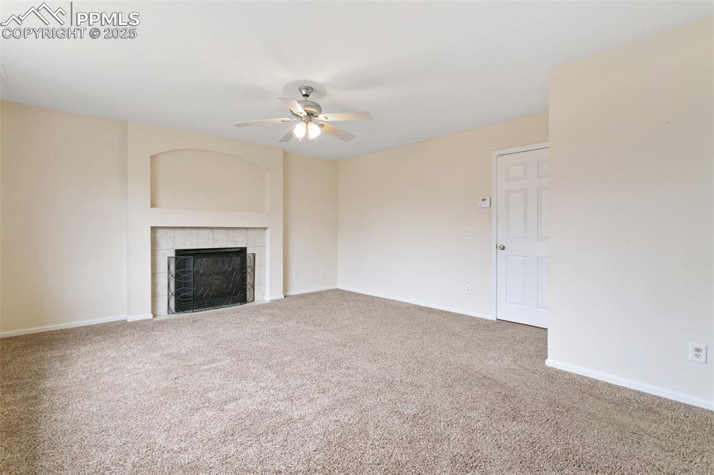 Image 19 of 50: Living Room