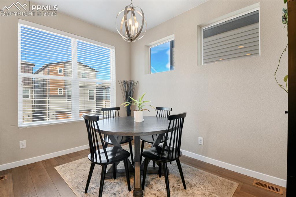 Image 14 of 35: Dining Area