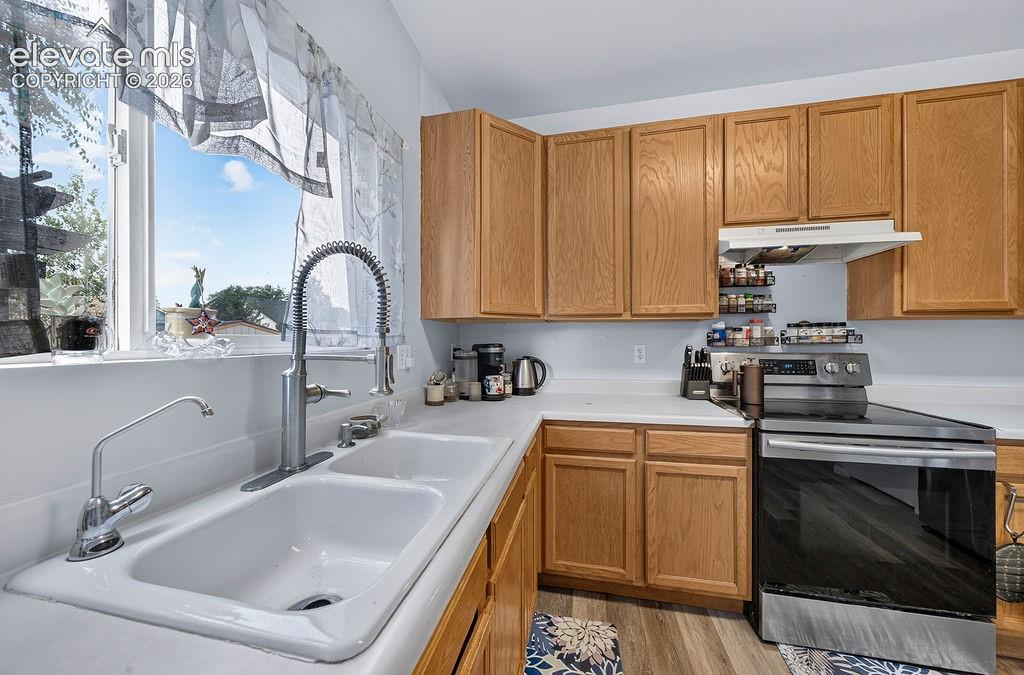 Image 12 of 45: Kitchen