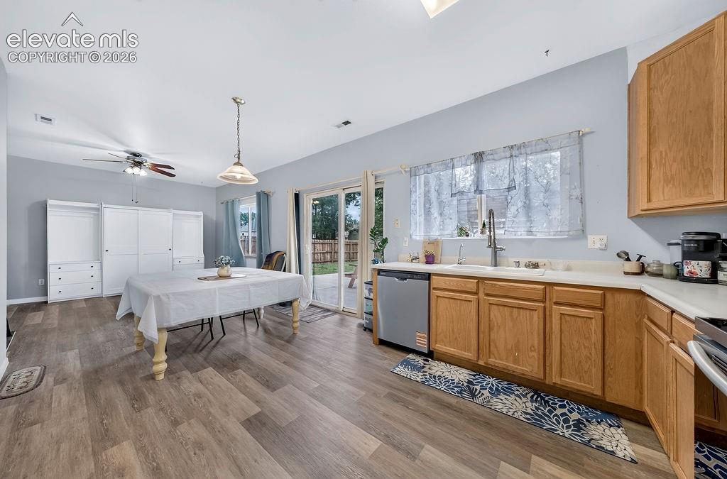 Image 17 of 45: Kitchen
