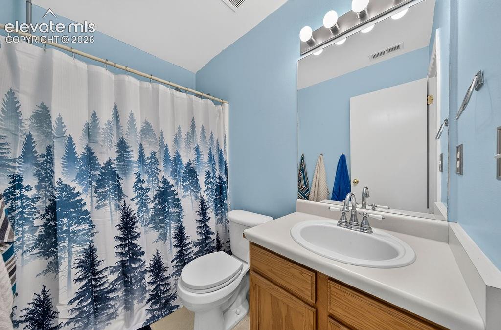 Image 34 of 45: Bathroom