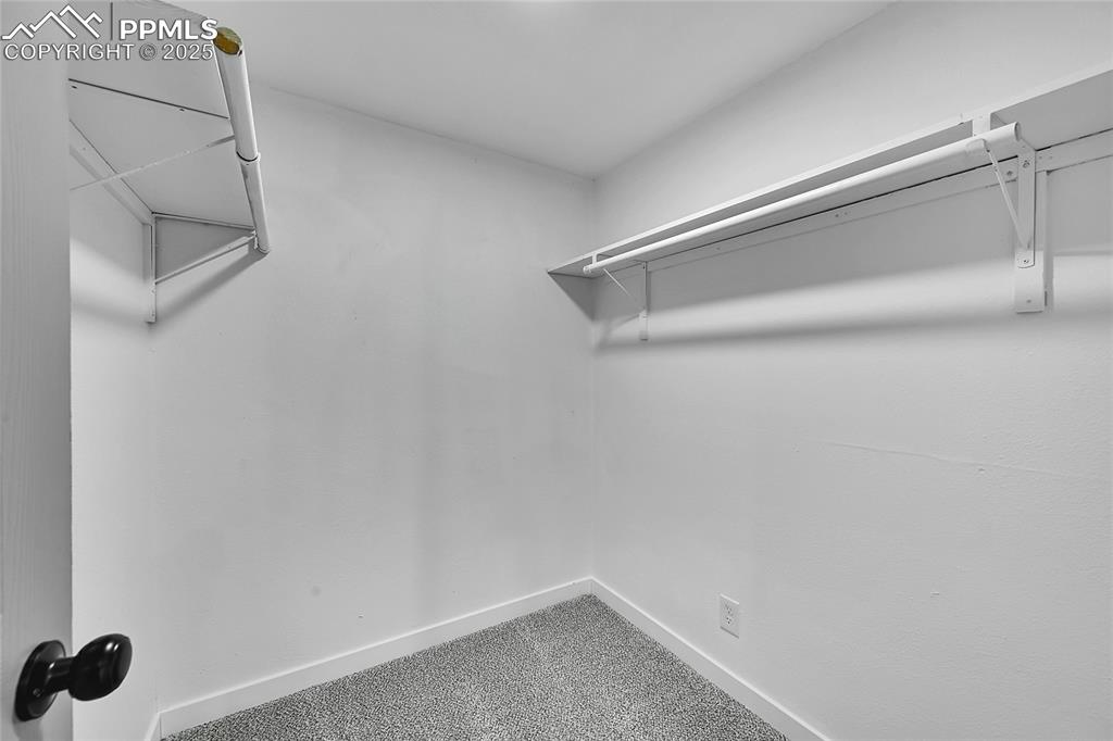 Image 21 of 43: Closet