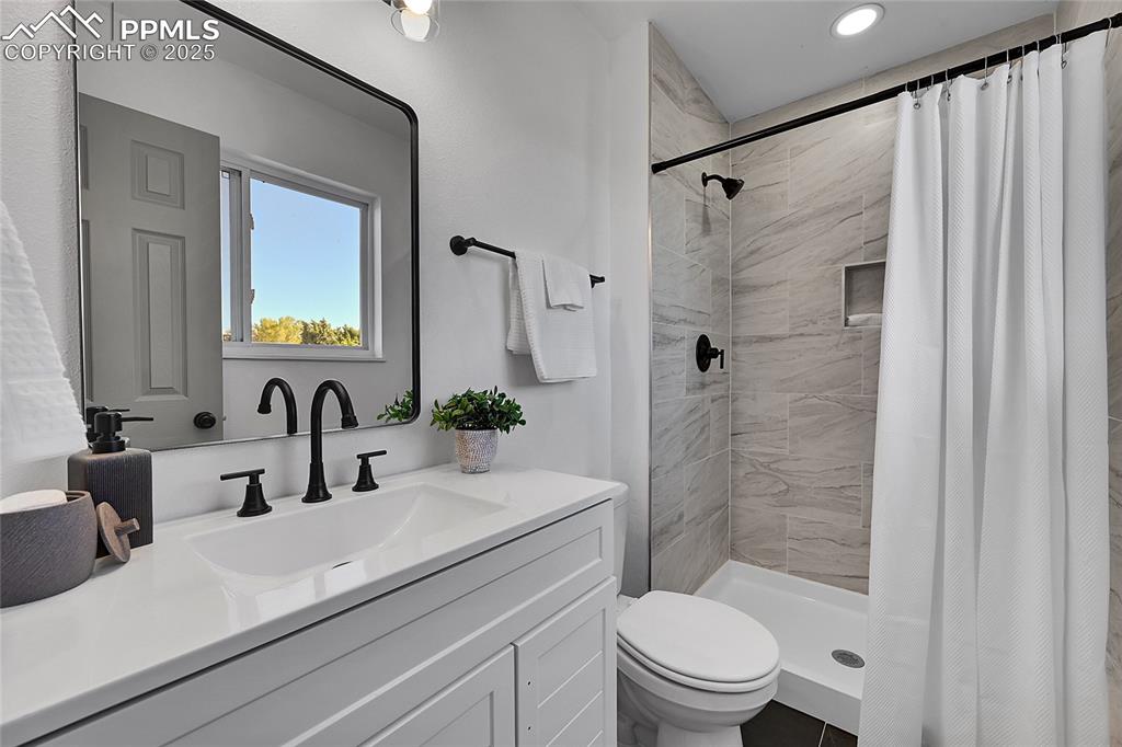 Image 22 of 43: Bathroom