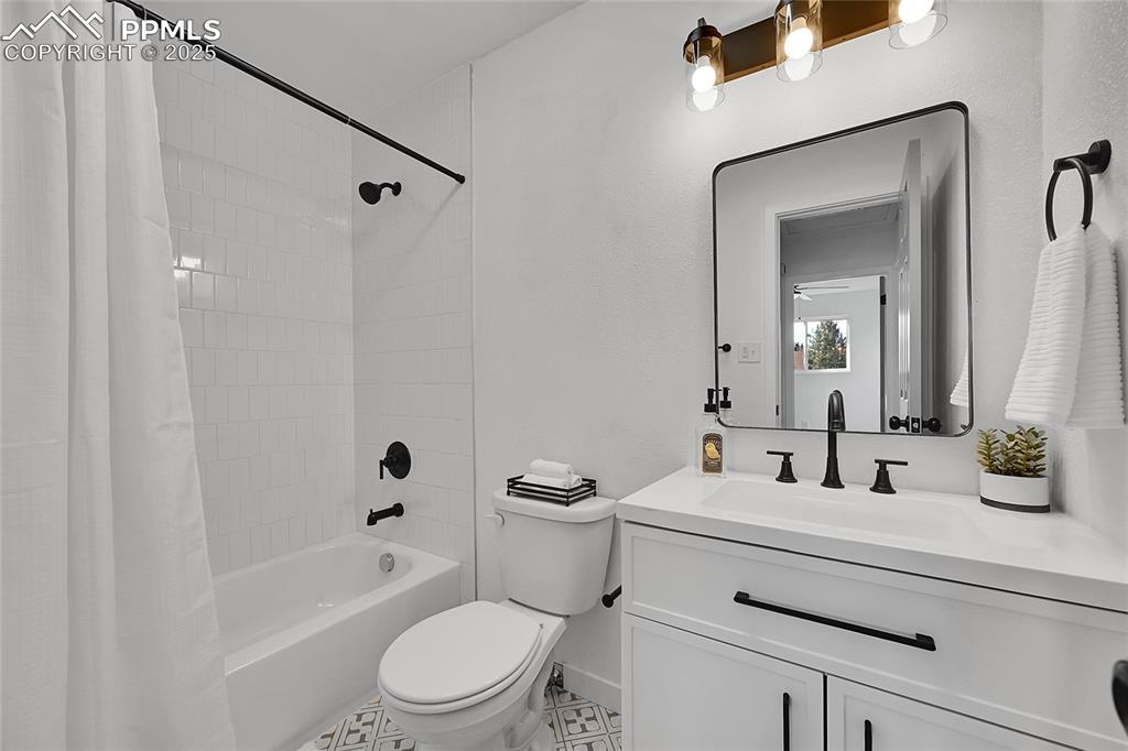 Image 29 of 43: Bathroom