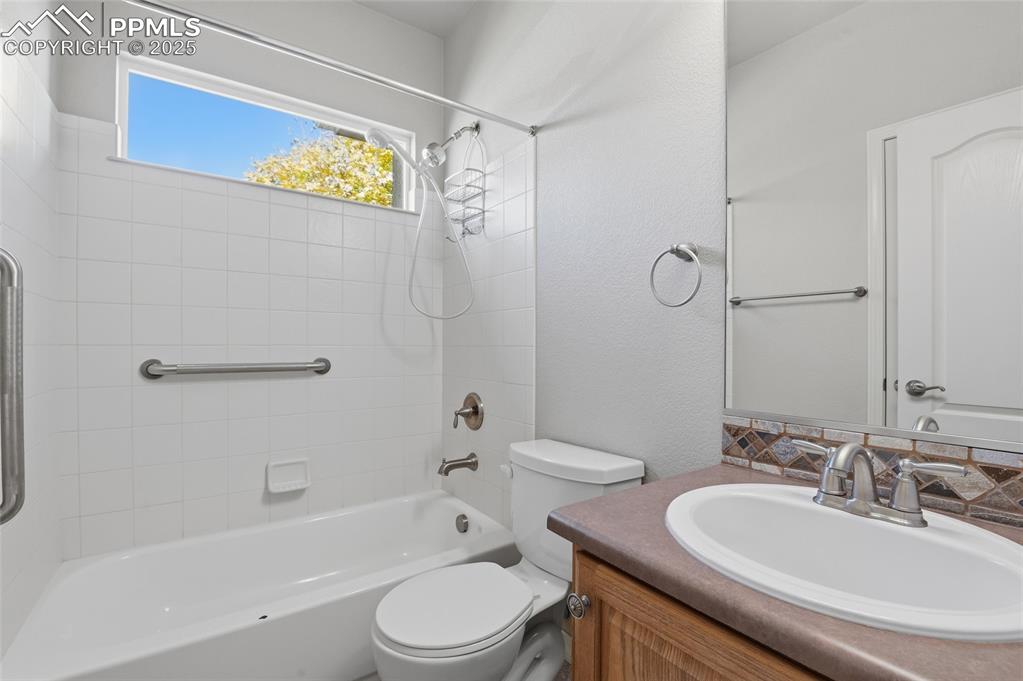 Image 18 of 46: Bathroom