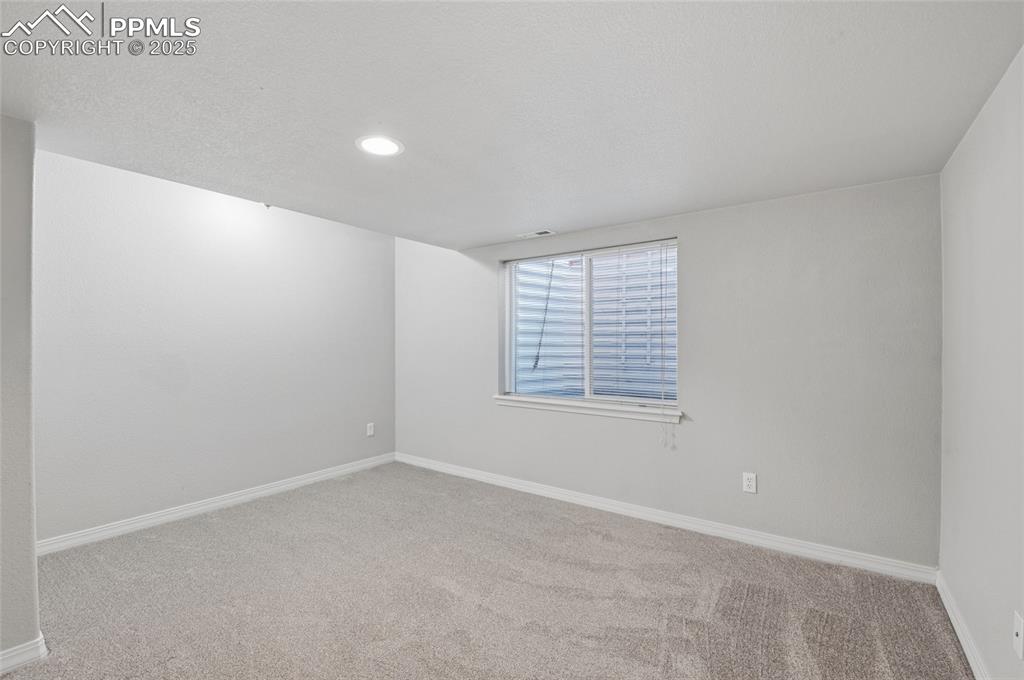 Image 34 of 46: Bedroom