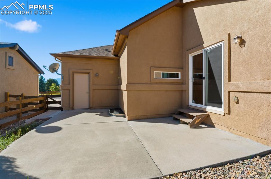 Image 40 of 46: Patio 