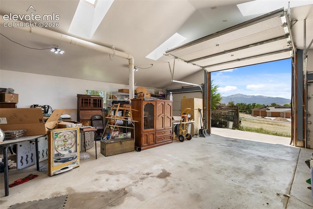 Image 3 of 7: Garage