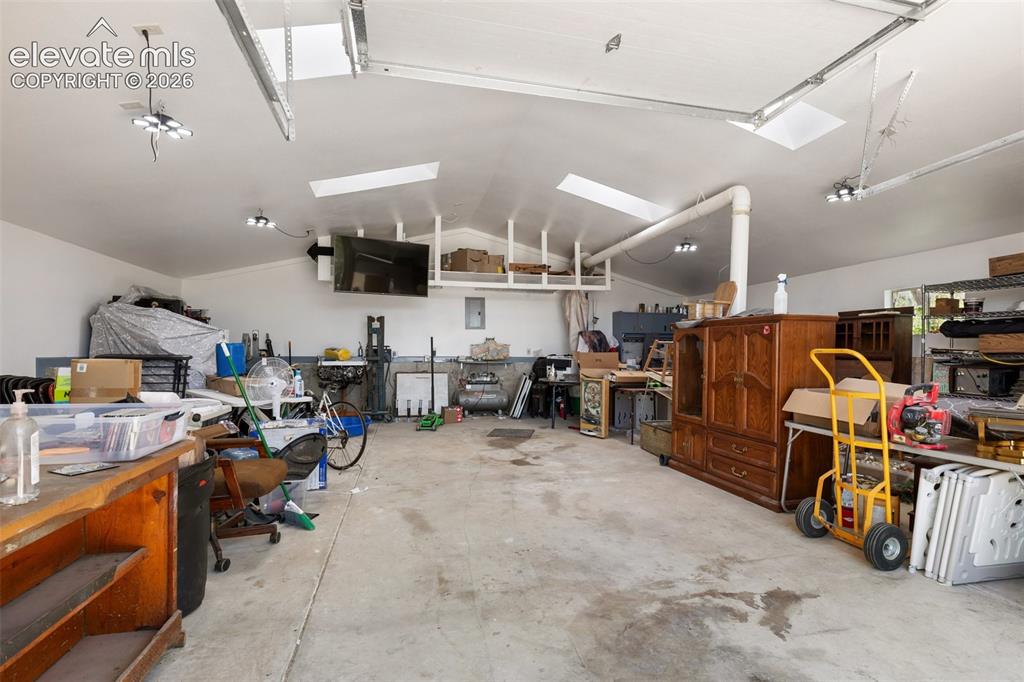 Image 4 of 7: Garage
